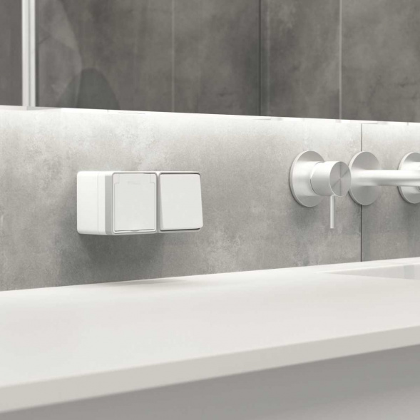 Розетка влагозащищенная с заземлением с защитной крышкой и шторками Werkel Gallant белый W5071201 4690389164583