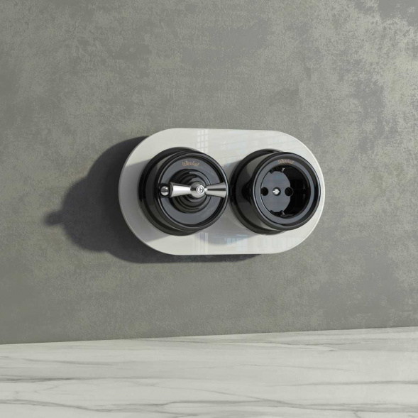 Розетка с заземлением Werkel Ретро черный W5671008 4690389166808