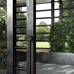 Розетка влагозащищенная с заземлением, с защитной крышкой и шторками Werkel Gallant черный/хром W5071235 4690389164637