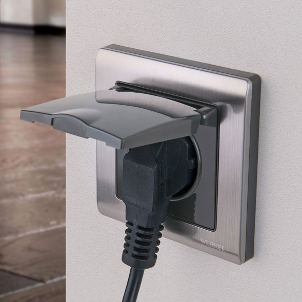 Розетка влагозащищенная с заземлением, с защитной крышкой и шторками Werkel глянцевый никель W1171202 4690389158049