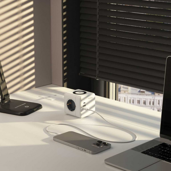 Розеточный блок 3-местный Werkel + 3 USB + беспроводная зарядка W6513501 4690389204265