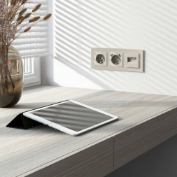 Розетка с заземлением и шторками (дымчатый) W1271104/ a069463