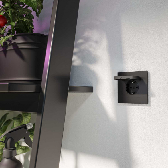 Розетка Werkel влагозащищенная с заземлением с защитой крышкой и шторками N черный матовый W1171208 4690389212895