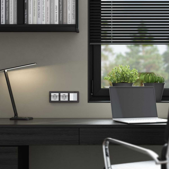 Розетка Werkel с заземлением и шторками белый акрил W1171141 4690389197321