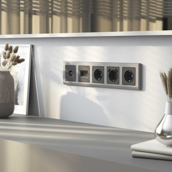 Розетка с заземлением и шторками Werkel графит W1171164 4690389194412