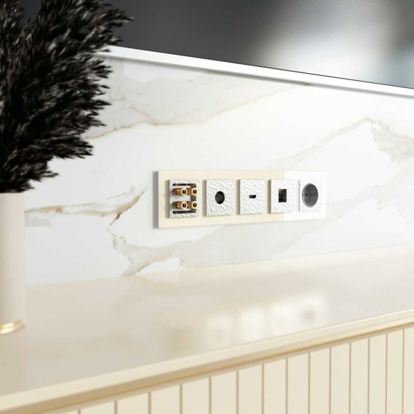 Розетка Werkel Hammer с заземлением и шторками серебряный W1271106 4690389162824