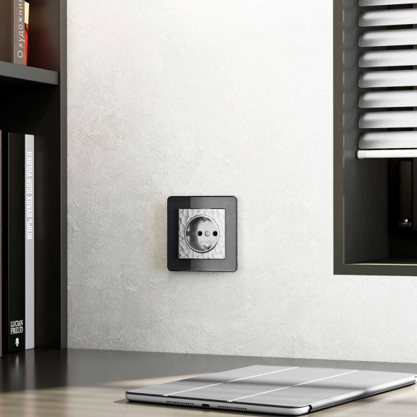 Розетка Werkel Hammer с заземлением и шторками серебряный W1271106 4690389162824