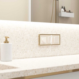 Розетка влагозащищенная с заземлением с защитной крышкой и шторками Werkel айвори акрил W1171243 4690389197109