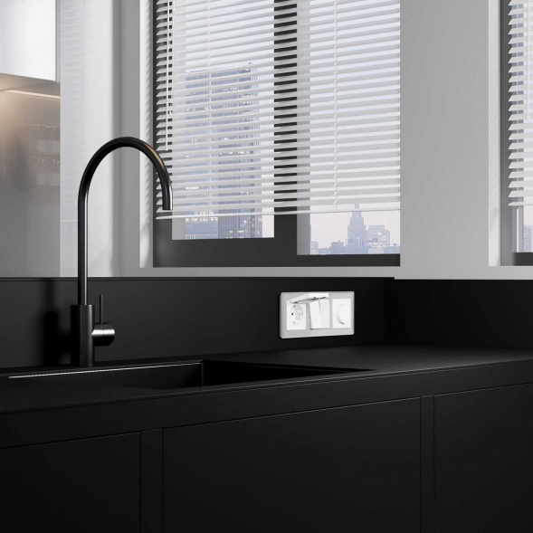 Розетка влагозащищенная с заземлением с защитной крышкой и шторками Werkel белый W1171201 4690389213144