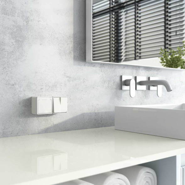 Розетка влагозащищенная с заземлением с защитной крышкой и шторками Werkel Gallant слоновая кость W5071203 4690389164590